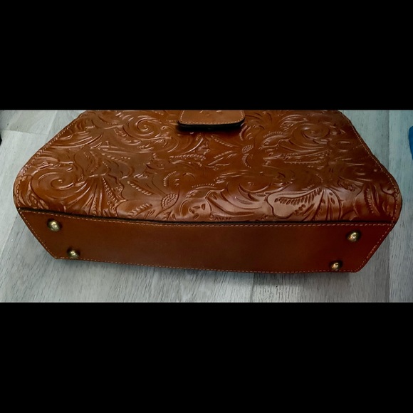 DESIGNED BY PATRICIA NASH!!! Like New. Rienzo Satchel Purse, 100%leather - Picture 6 of 10